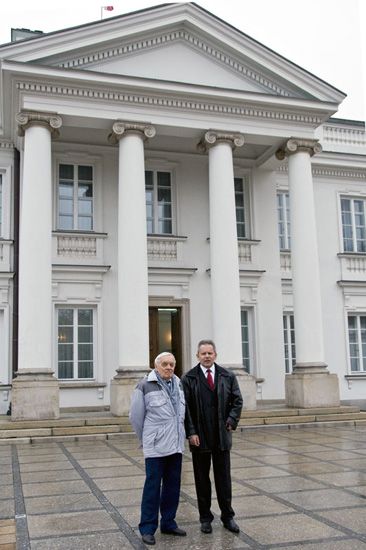 Syn Stanisław i wnuk Marcin przed odebraniem odznaczenia - przed Belwederem