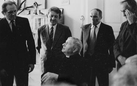 Spotkanie z ks. prof. Edwardem Zacherem w jego Kancelarii. Stoją od lewej: E.Rzycki,
St.Bernacik, M.Gajczak, Z.Siuta